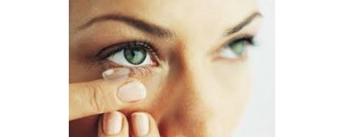 Εφαρμόζοντας τους φακούς επαφής στα μάτια σας